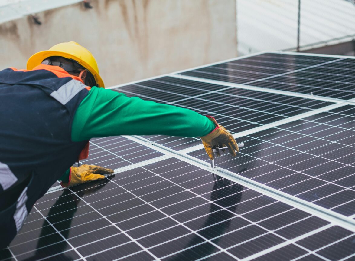 Calcul puissance et inclinaison panneau solaire | Guide Maroc